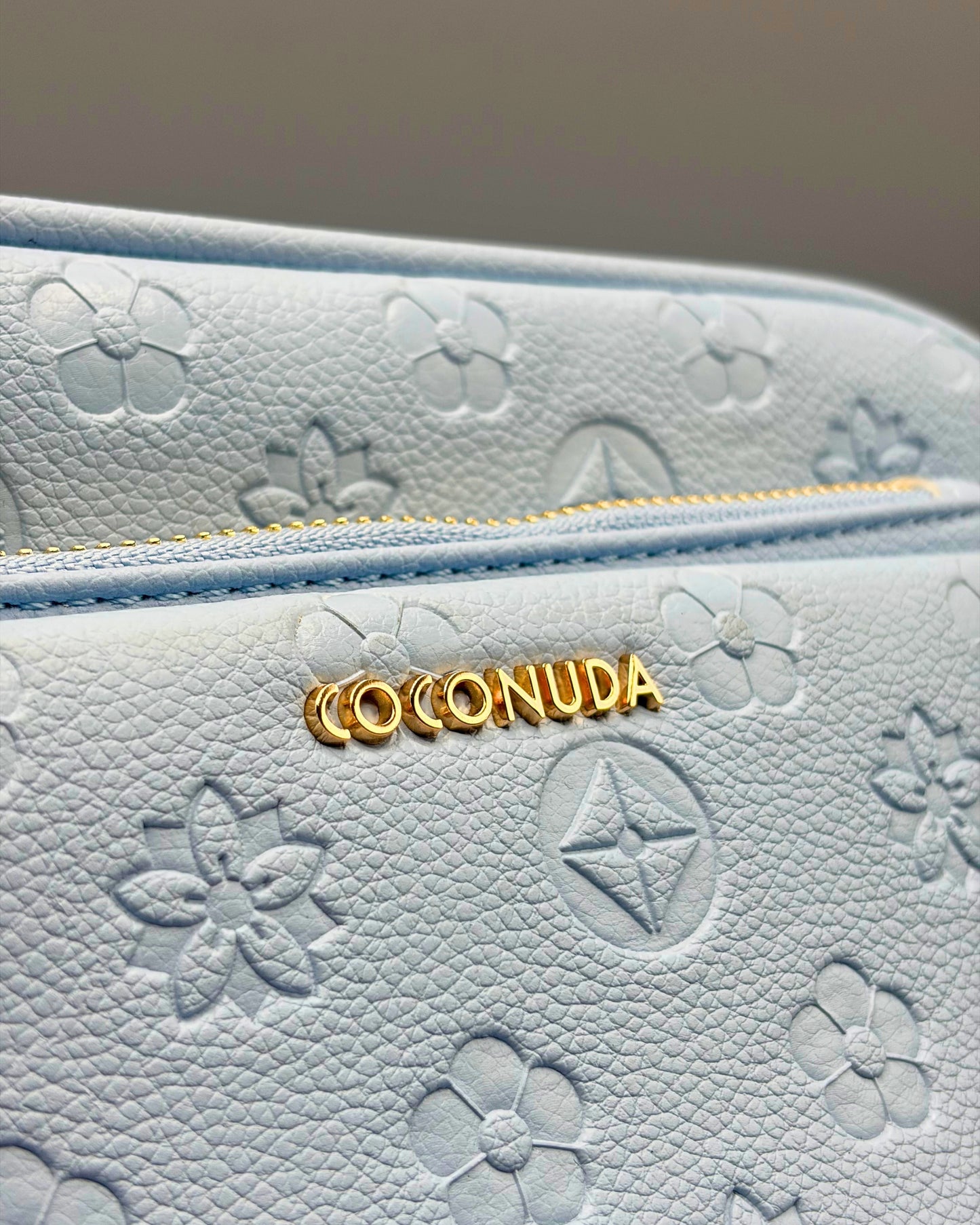 Borsa a Tracolla Coconuda Azzurro Pastello con Texture Floreale in Rilievo - Donna Italiana