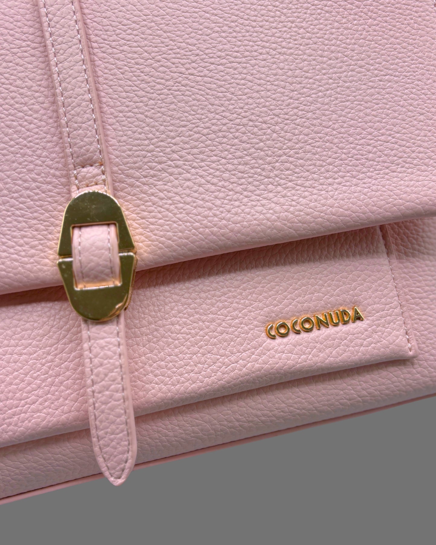 Borsa a Tracolla Coconuda Rosa Confetto con Patta e Chiusura a Passante - Donna Italiana