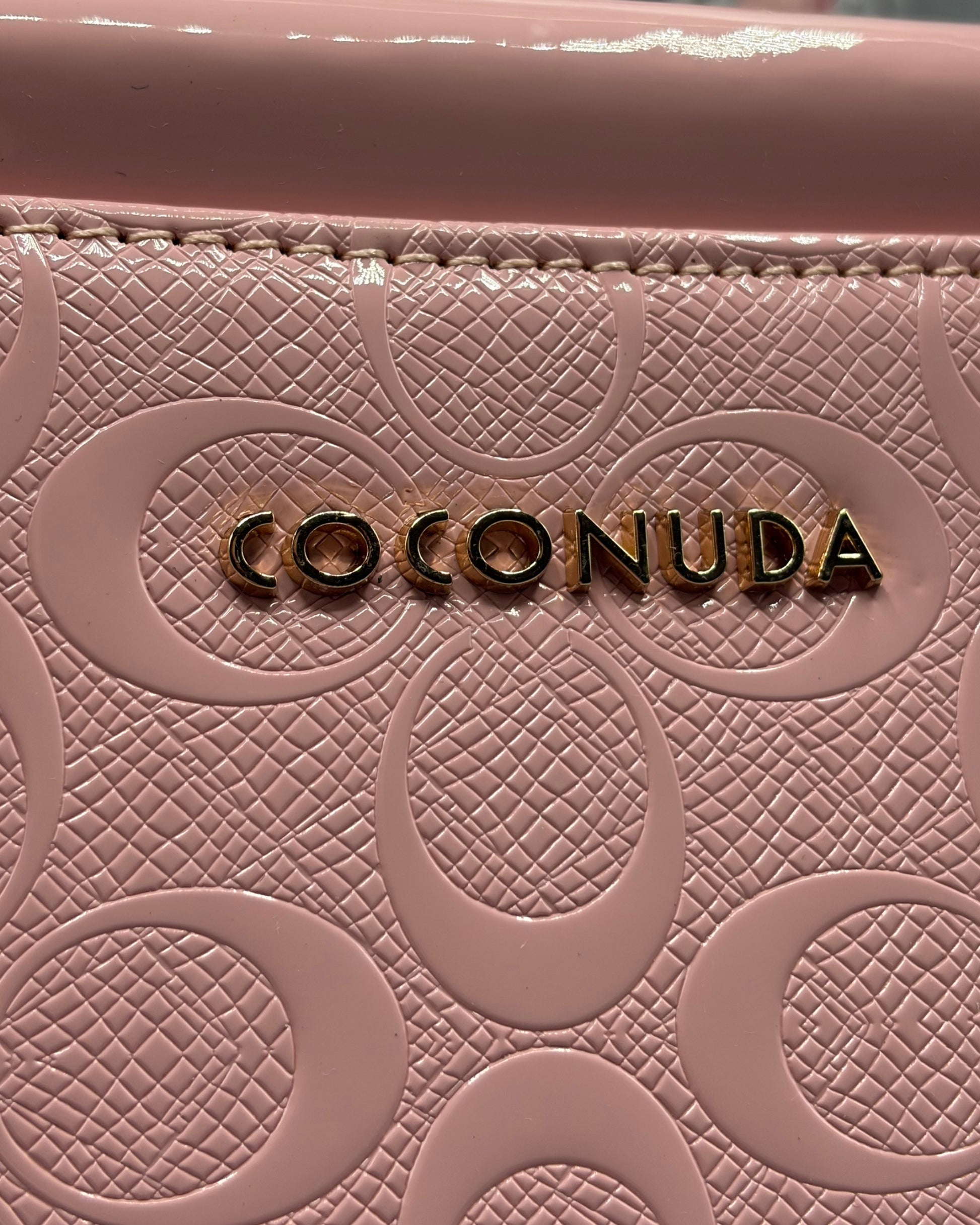 Borsa a Mano e Tracolla Coconuda Rosa con Texture Logata e Dettagli Oro - Donna Italiana