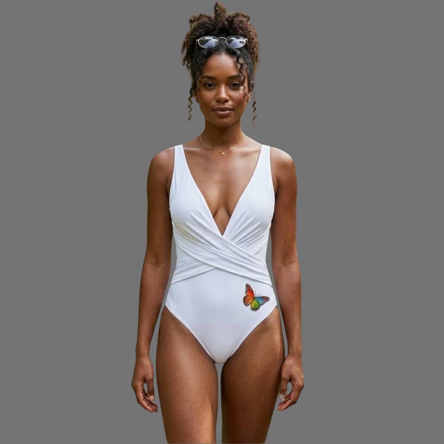 Costume Intero Donna Bianco – Scollo V Profondo, Drappeggio Incrociato e Dettaglio Farfalla