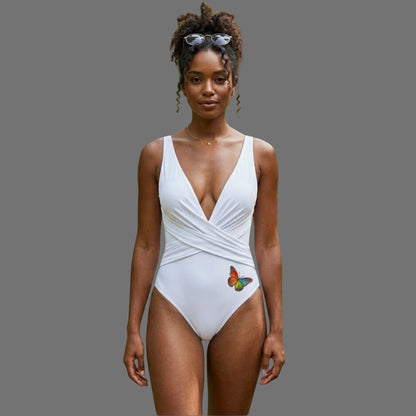 Costume Intero Donna Bianco – Scollo V Profondo, Drappeggio Incrociato e Dettaglio Farfalla